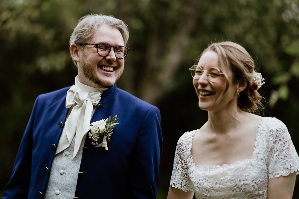 Photographie de mariage d'un couple qui sourit par Maxime Decarsin photographe nomade