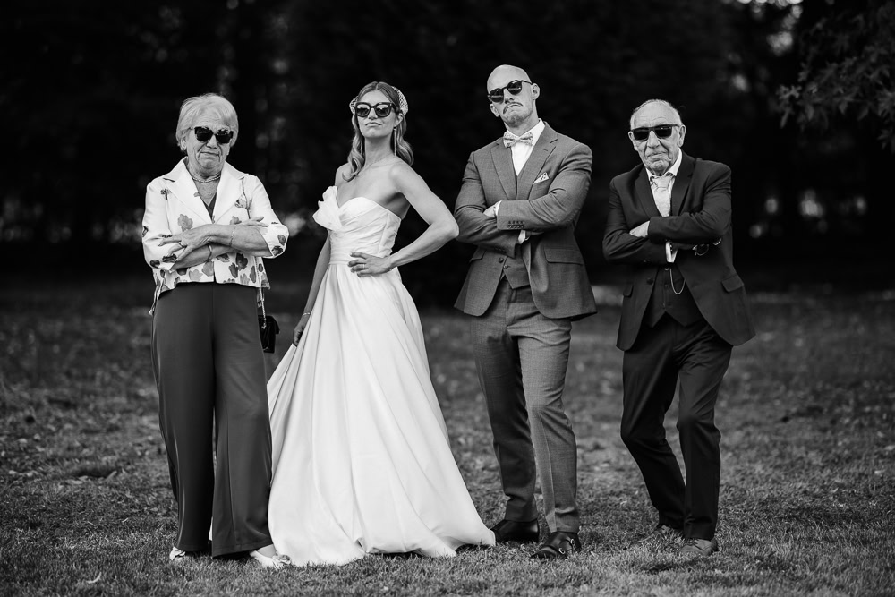 Photo de famille décalée lors d'un mariage avec les grands parents prise par maxime decarsin photographe