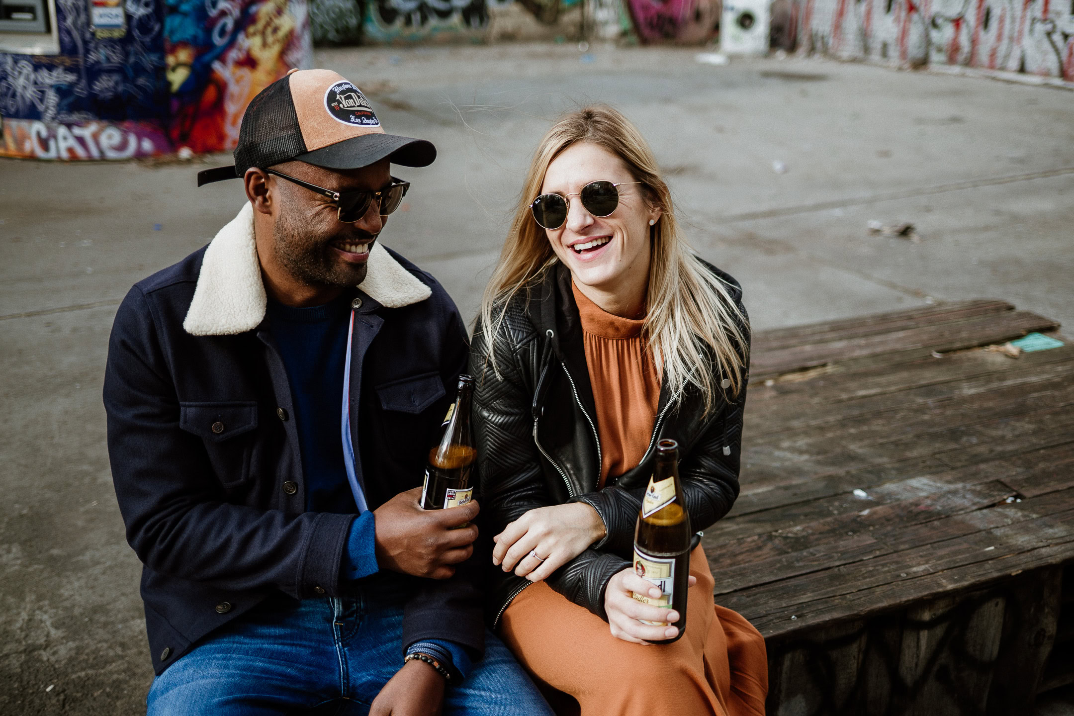 Photo d'un couple multiculturel en train de boire un verre Par Maxim Decarsin photographe