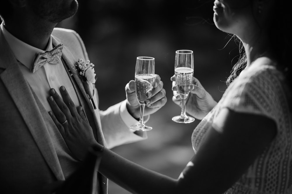 Photo d'un couple tenant du couple de champagne Lors d'un mariage