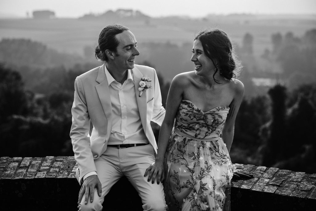 Photo de mariage d'un couple en noir et blanc qui se regarde Par Maxime Decarsin Photographe de mariage