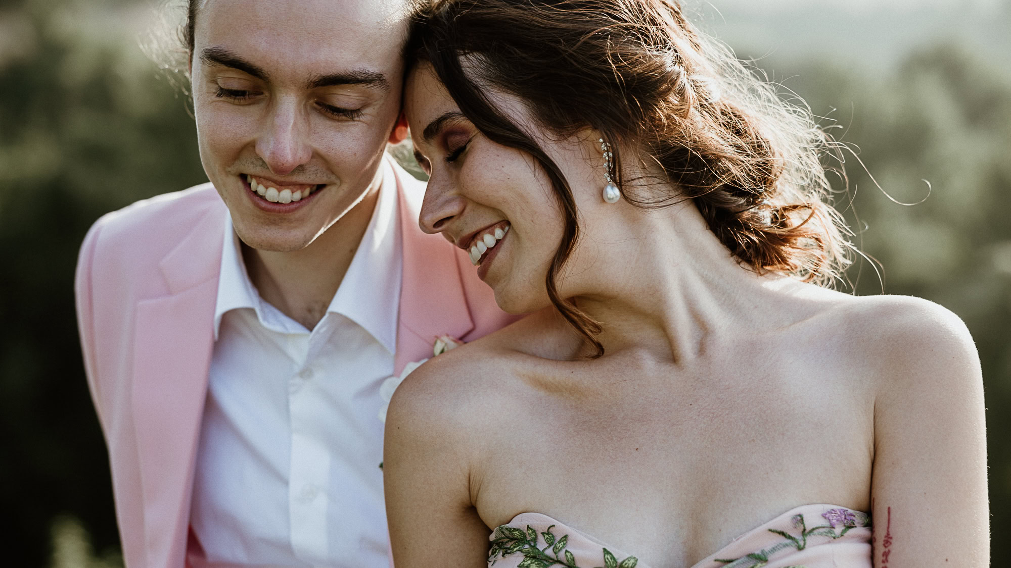 Photographie d'un couple tendrement posé l'un contre l'autre Par Maxime Decarsin Photographe de mariage nomade