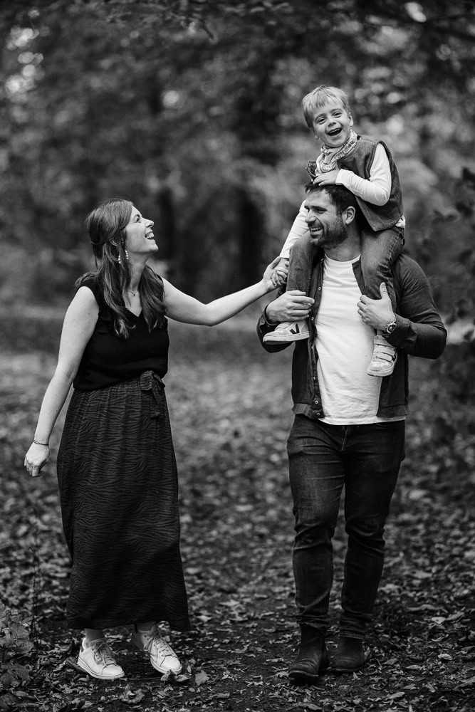Photographie en noir et blanc d'une famille heureuse prise par Maxime Decarsin, photographe nomade