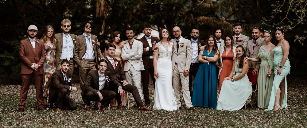 Photo d'un groupe de personnes et de mariées prises lors d'un mariage par Maxime Decarsin photographe