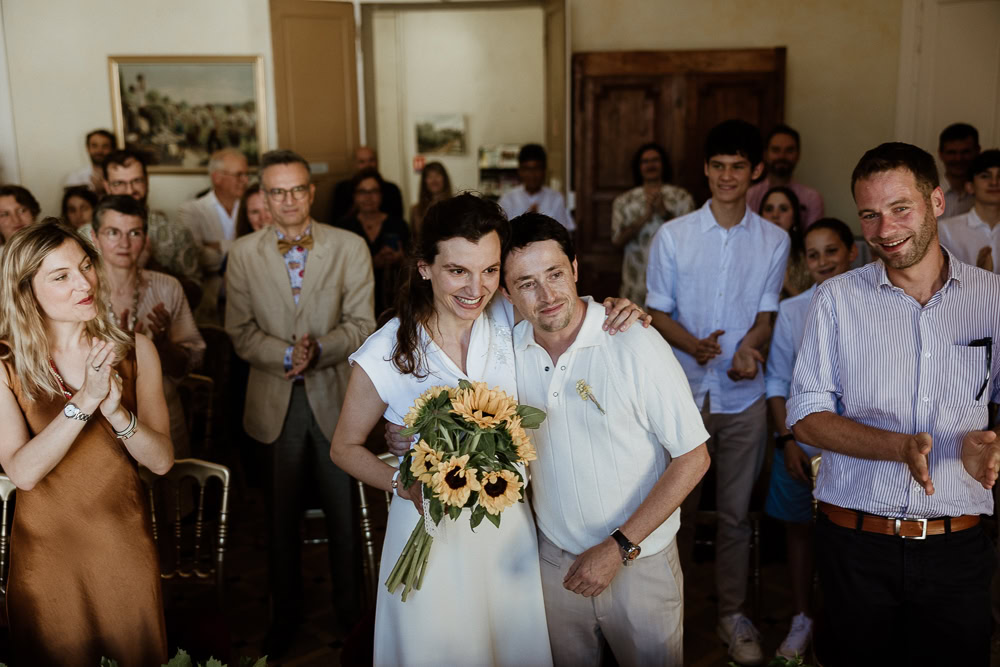 Couple de mariés à la mairie en tenue décontractée, illustration d'un mariage civil célébré en semaine pour réduire le stress par maxime decarsin