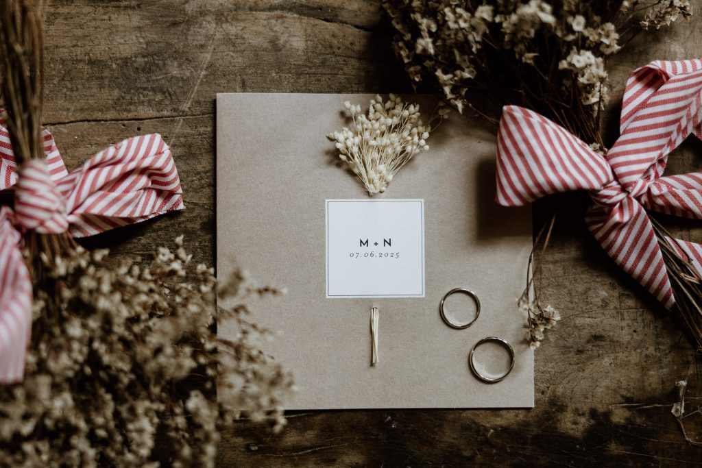 Organiser son mariage sans stress : mon guide ultime pour un planning fluide et des photos naturelles par maxime decarsin photographe de mariage