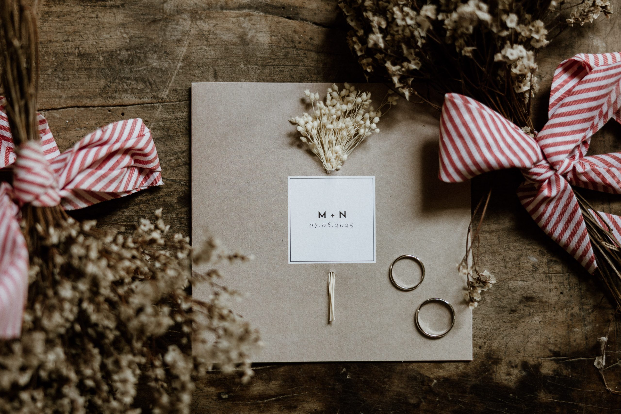 Organiser son mariage sans stress : mon guide ultime pour un planning fluide et des photos naturelles par maxime decarsin photographe de mariage