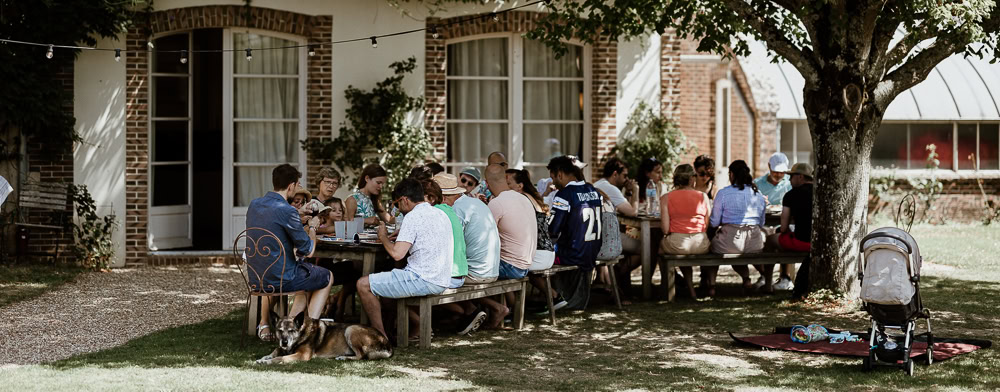 Brunch de mariage la mariée et ses amies trinquent au champagne dans une ambiance décontractée et conviviale par maxime decarsin photographe
