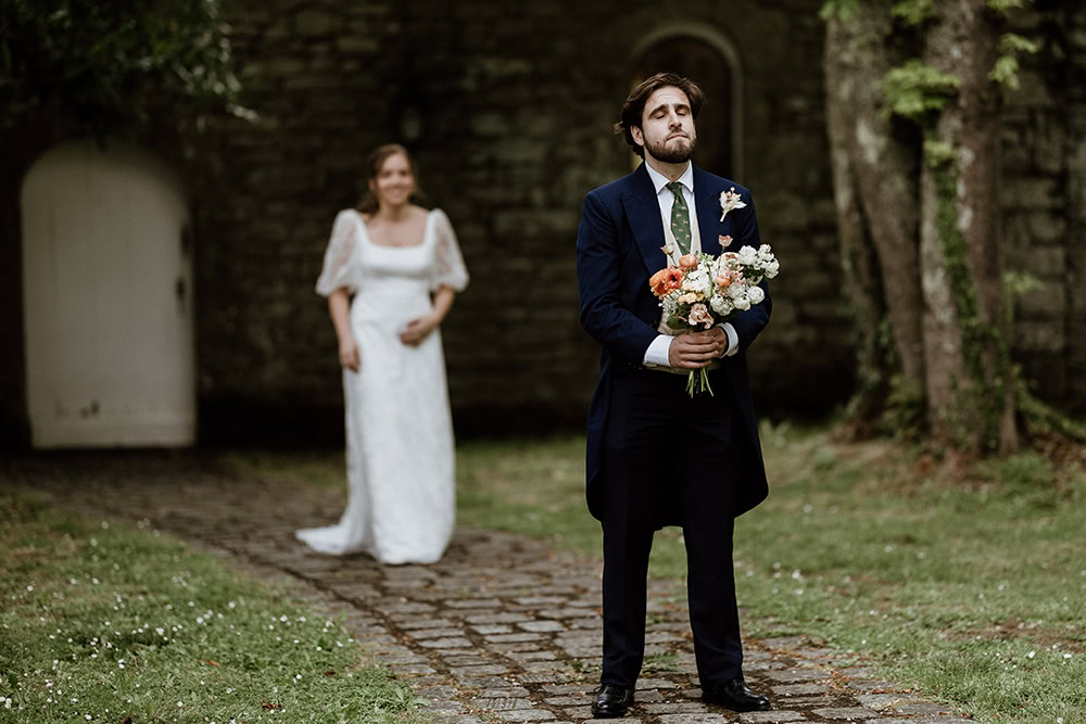 deux mariés se découvrent pour la première fois Ils sont très émus photographiés par Maxime Decarsin