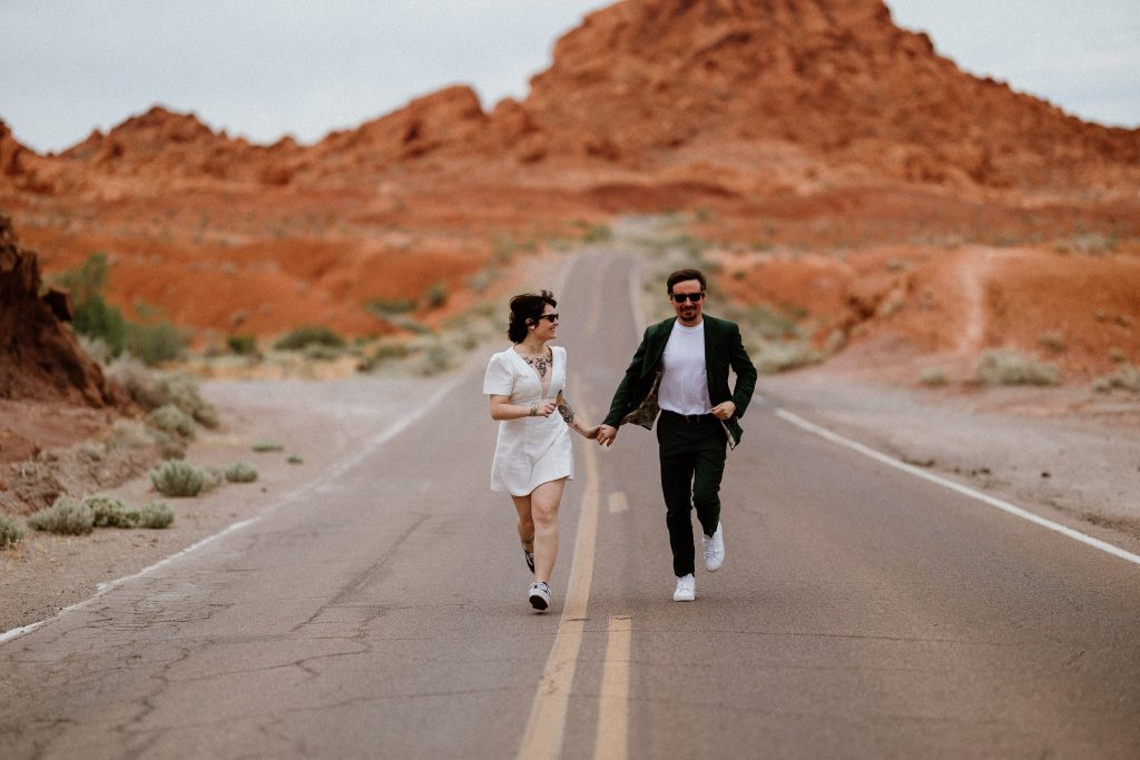 Photo d'un couple sur la route de la valley of fire Lors d'un mariage à Las Vegas photographié par Maxime Decarsin