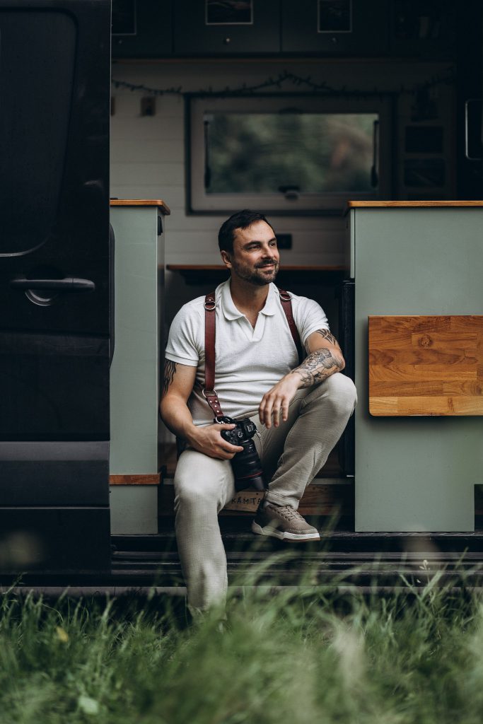 portrait de Maxime Decarsin Photographe nomade spécialisé dans le mariage, famille, entreprise et immobilier de luxe partout en france