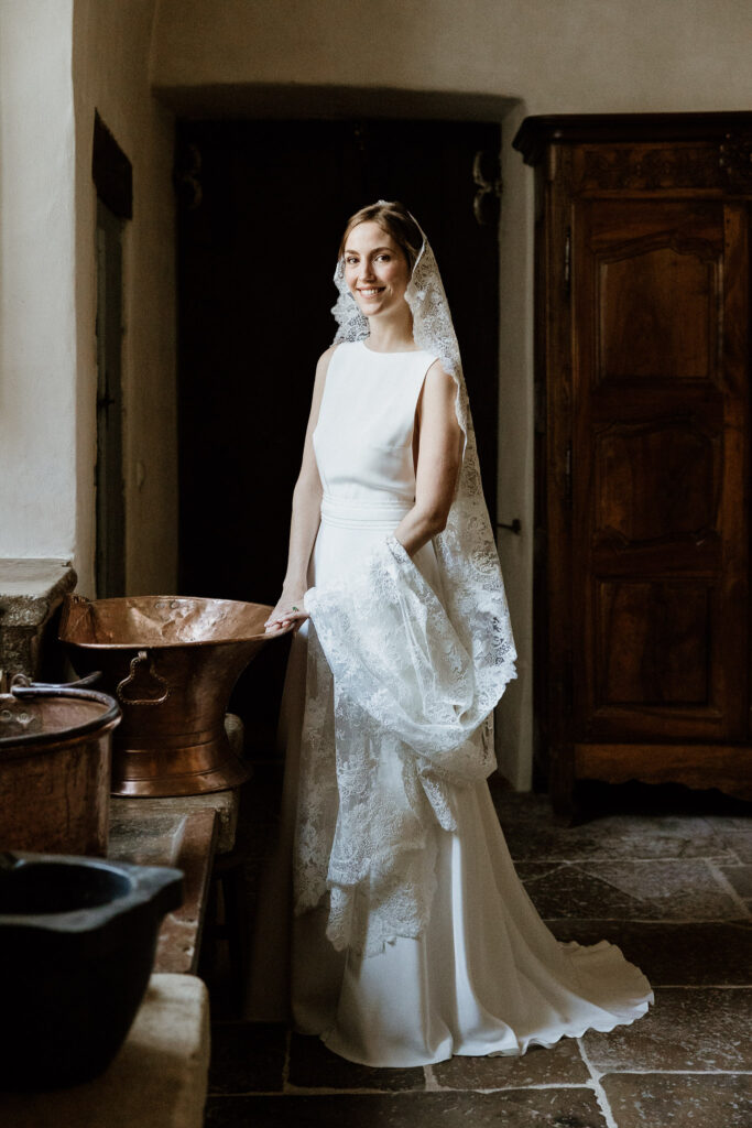Portrait de la mariée dans la cuisine du Château de Larnagol