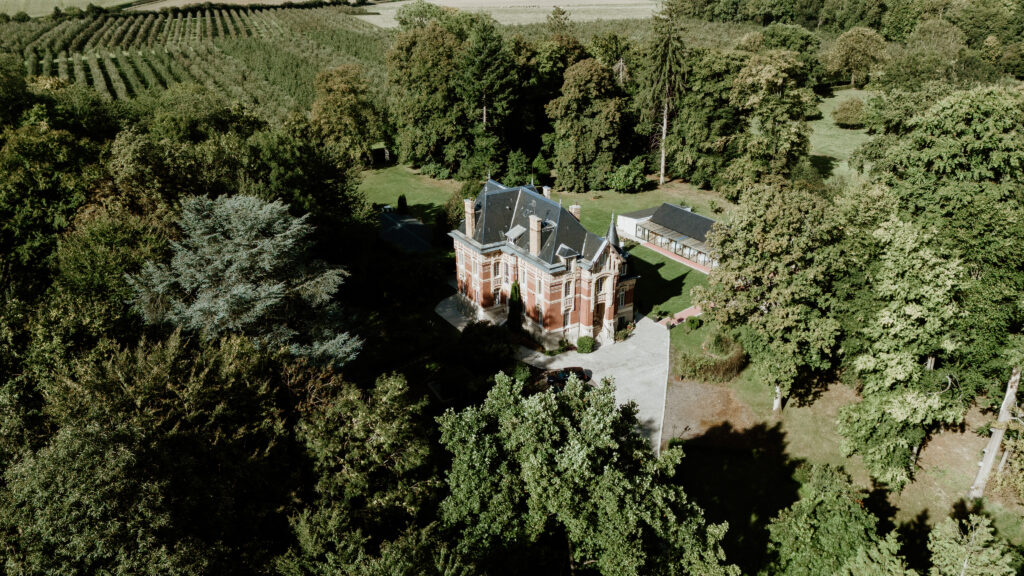 Vue extérieure du Château de Moliens entouré de verdure en Picardie