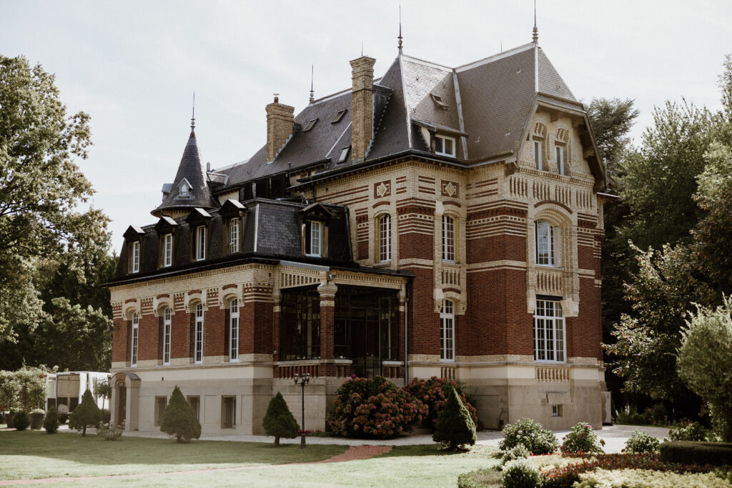 Façade du Château de Moliens avec sa tour caractéristique