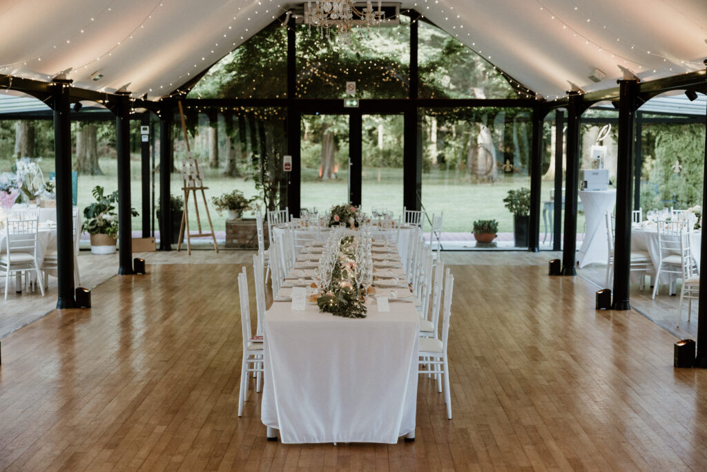 Table de réception dressée sous l'orangerie du Château de Moliens