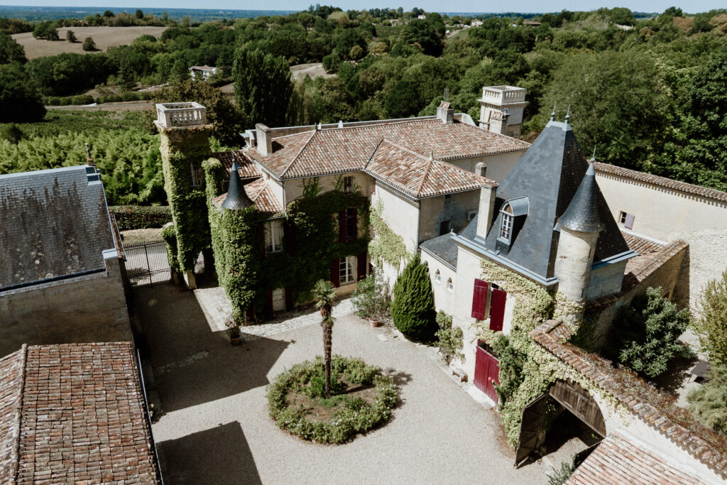 Vue aérienne du Château Sentout et de sa cour d'entrée