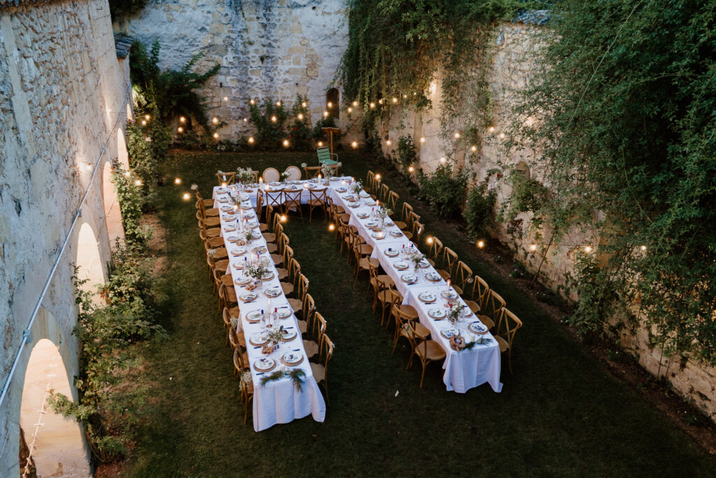 Tables de mariage dressées dans la cour intérieure en pierre du Château Sentout