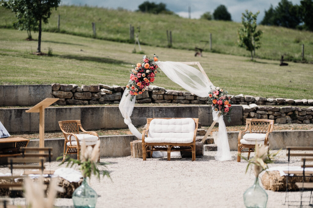 Arche de cérémonie fleurie installée dans le jardin du Domaine de Beaufort