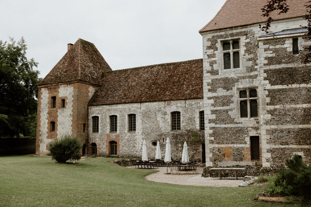 Façade médiévale du Manoir des Brumes en Normandie