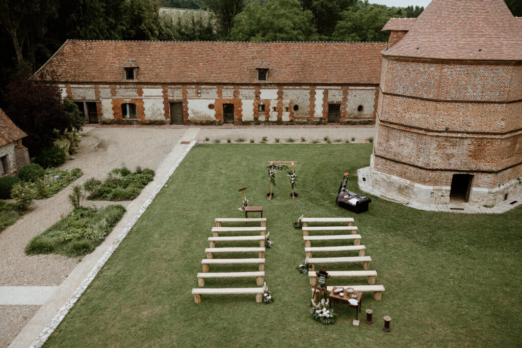 Grand espace extérieur du Manoir des Brumes pour une cérémonie laïque