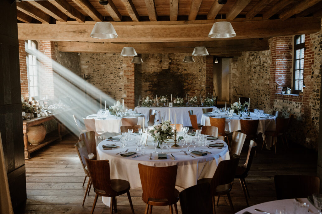Salle de repas intimiste du Manoir des Brumes